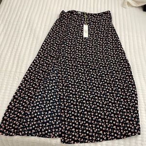 Long skirt with open tear by the leg ! Super cute